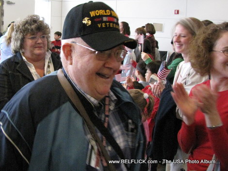 Look at the smile I in this World War II veteran's face being greeted by proud Americans